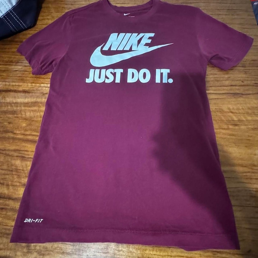 Nike Womens Dri-FIT Just Do It Graphic T-Shirt Burgundy Maroon White Swoosh XS